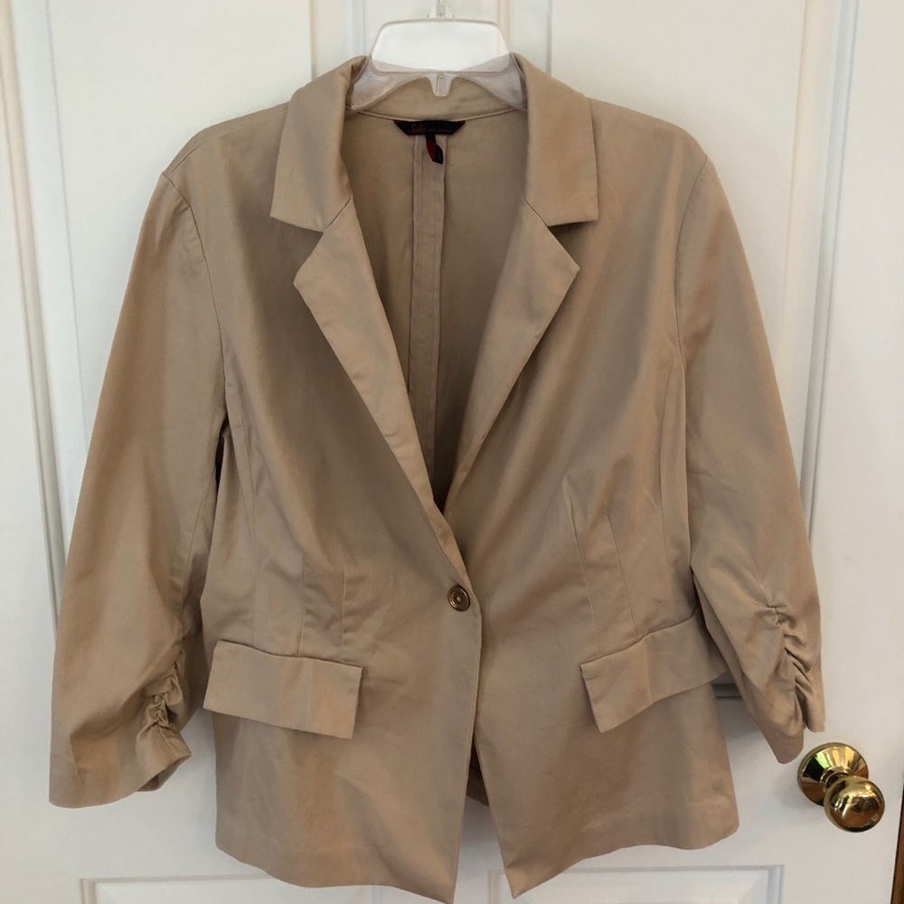 Tan jacket/blazer - Sophia Vergara